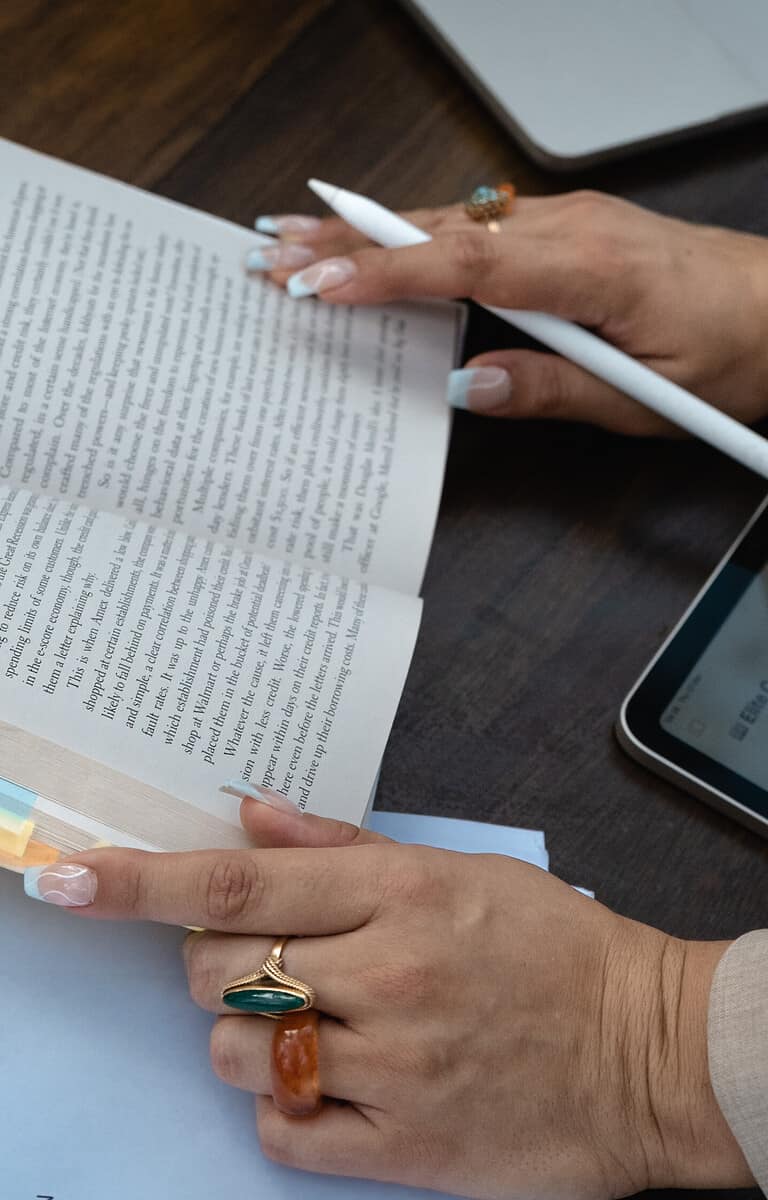 Sophie Vériter reading a book