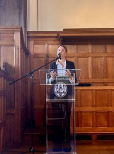 Sophie Veriter speaking at a podium with the seal of Leiden University
